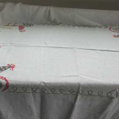 Tablecloth example in black and red, 50”x 66”.: Image: mountain-mama-7, Ebay, 12/2020.
