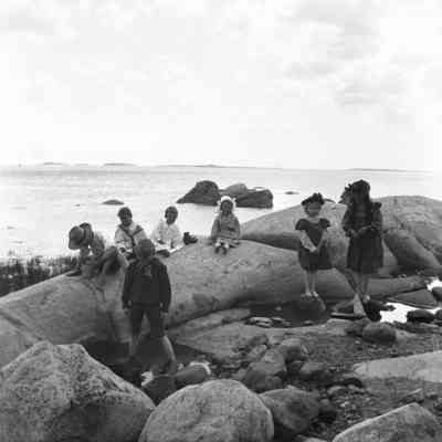 Children at Pleasant Beach, Sept 1898
