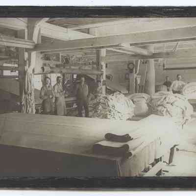 Knox Mill workers with felts circa 1890s