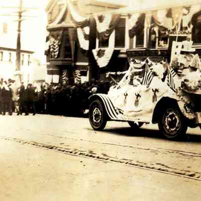 WWI parade 2: Origformat: Book; Resolution: 100 dpi