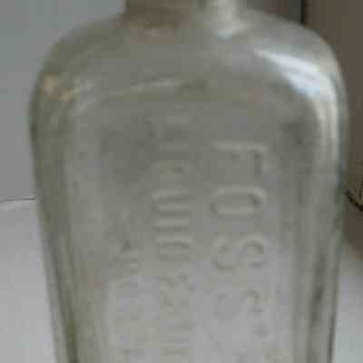 Bottle of Foss's Fruit Flavoring excavated at the Richmont estate: Origformat: Artifact
