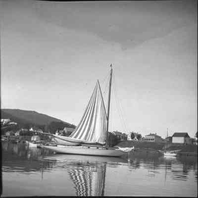 "Sailboat in Camden harbor, October 1900.": Copyright: No known copyright restrictions.; Origformat: Negative; Resolution: 1600 ppi