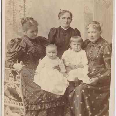 Four generations of Parker / Cleveland families