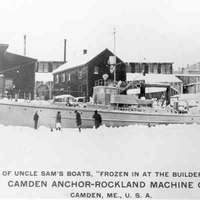 Submarine chaser at the dock in Camden, 1918