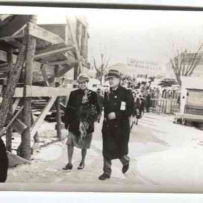 Mrs. Roosevelt arrives at Camden shipyard