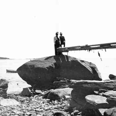 Minnie Babb and Dudley at Ballard Park, July 1899