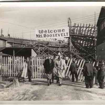 Mrs. Roosevelt arrives at Camden shipyard