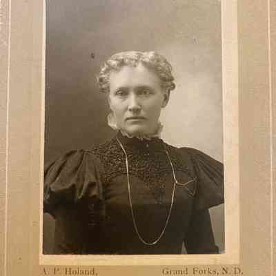 Clara Figenskau, a friend of Ostina (Halvorson) Hovet of Hillsboro, ND: A. P. Holand Studio, Grand Forks, ND
