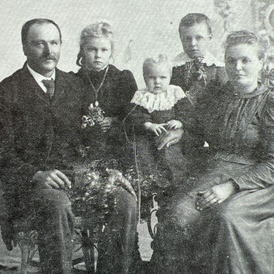 Waslien family: Peter S. and Olave (Homb) Waslien, 1879 pioneers of Norway Township, Traill County, Dakota Territory