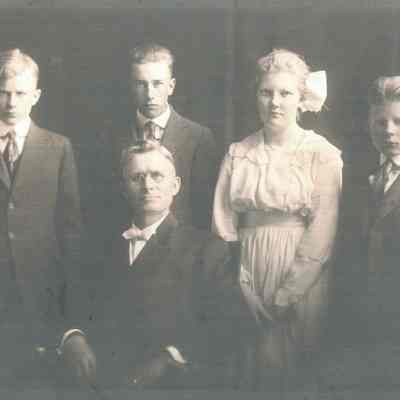 Hovet family: John Knutson and Maggie (Holto) Hovet, early residents, Belmont Township, Traill County, ND