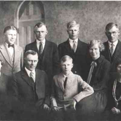 Family photograph, courtesy Ancestry.com Diane-Trachy-Kolstad Family Tree: The nine surviving children of Ole Thorson and Anna (Jormeland) Hovet. Front, l-r: Bertha, Thor, Milfred, Olina, & Ingeborg; Back, l-r: Selmer, Palmer, Edwin & Alfred