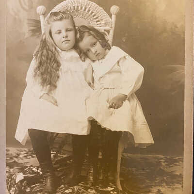 Alpha Lorinda Figenskau, young girl at right, daughter of Jens and Louisa (Grimsrud) Figenskau