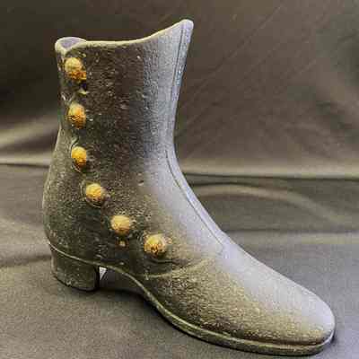 Iron Display Shoe