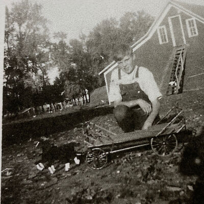 Gordon Gunderson with his wagon.