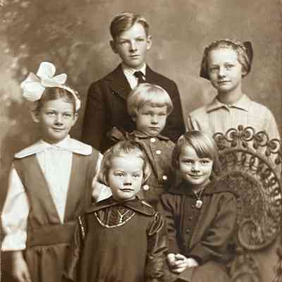 Children of Mathias O. and Clara (Jordahl) Halvorson: Owen, Inez, Mildred, Hortense, Sylvia, & Roald: Fuller Studio photograph, Hillsboro, ND