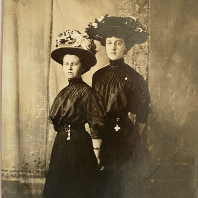 Clara Overmoen Moen & Hilda Rosted Dammen - 1912