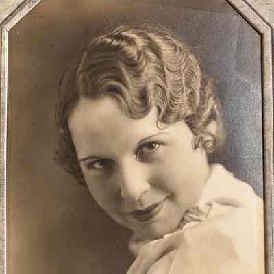 Grace Wineinger (Mrs. Irvin Hovet): Studio photo of Grace as young woman (see Catalogit Photograph entry 2021.369)