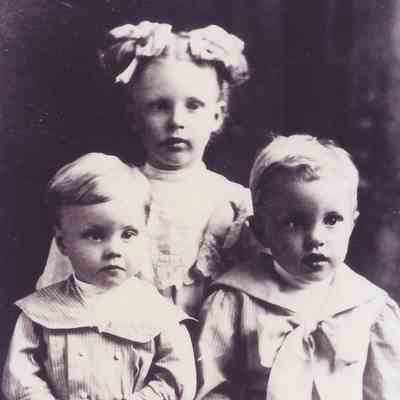 Photo about 1908 of Clarence (l), Amelia (c) and Herbert (r) Hagen, first three children of John and Hannah: Photo courtesy Jackie (Ausk) Baumgartner, John and Hannah's great great granddaughter