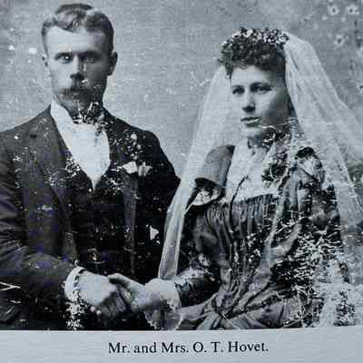 Traill County History, Vol. I, page 90: 1895 wedding photo, Ole Thor and Anna (Jormeland) Hovet