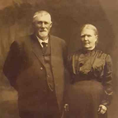 Hovet family: Knudt O. & Julia (Jorgensdr) Hovet, 1878 settlers, Stavanger Township, Traill County, DT