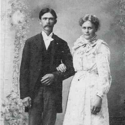 Vaagene family: Johan and Sena (Emmons) Vaagene, 1897 settlers in Traill County, North Dakota
