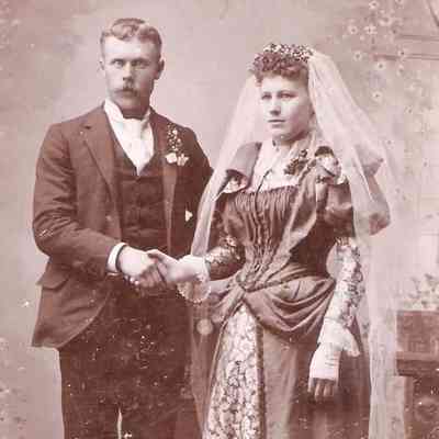 Hovet family: Ole Thorson and Anna (Jormeland) Hovet, early residents in East Buxton (Stavanger) Township, Traill County, ND