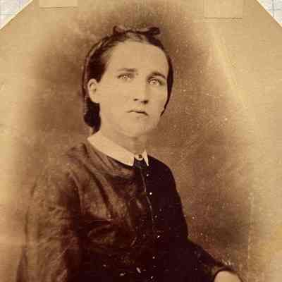 Skrivseth Studio photograph, Hillsboro, ND: Sophia Bohnsack, daughter of Johann & Maria (Heineke) Bohnsack