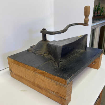 Coffee Grinder to be hung on the wall