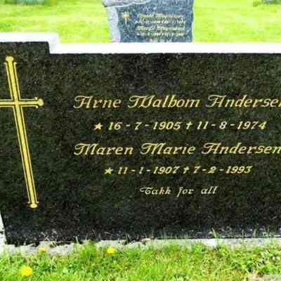 Grave monument, Nøtterøy Kirkegård, photo courtesy granddaughter Anne Berit Karlsen]: Arne Walbom and Maren Marie Andersen