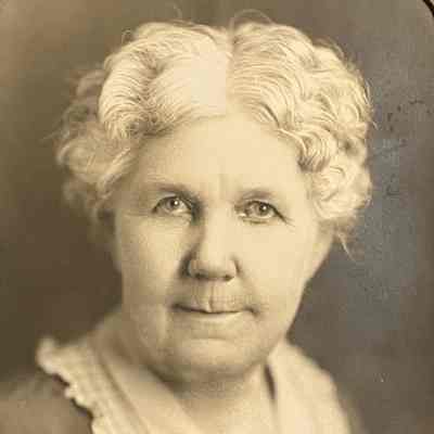Thelma Hovet (Mrs. George Olson): Studio photo (also see Catalogit Photograph entry 2021.3.1)