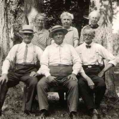 Jens and Louisa Figneskau (at right) with Ostina (Halvorson) Hovet (back, center), and other friends.: Hillsboro City Park, 6 August 1926