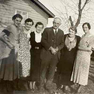 Phillip Bohnsack with his five adult daughters: Photo (l-r): Ruth, Elsa, Nora, Laura & Marie