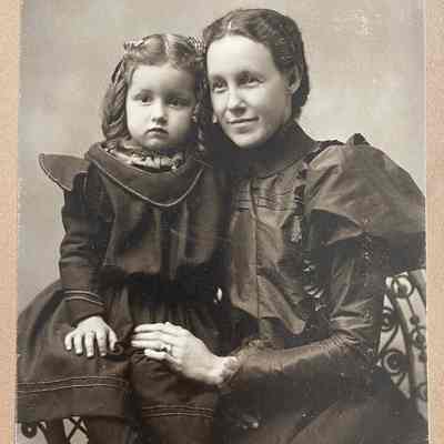 Louisa (Grimsrud) Figenskau with her daughter Alpha Lorinda Figenskau: An A. P. Holland studio photograph, Grand Forks, ND