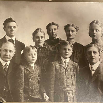 Family Photo of the Goodman’s and Tom & Chloe Farr