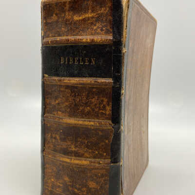 Bibelen (Norwegian: Bible), a 1726 edition, with a note: "owned by Peter [Peder] Anderson"