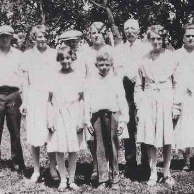 1927 family photo: John & Hannah Hagen (at back, right) with seven children (l-r, back): Norman, Lila, Orlin & Hazel; (l-r-front): Amy, Merlin and Bernice.: Photo courtesy Jackie (Ausk) Baumgartner, John and Hannah's great great granddaughter