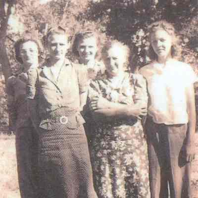 Minnie (Ventz) Koering with sons: Left-to-right: Eloise, Velma, Bernice and Irene (Mildred not present).