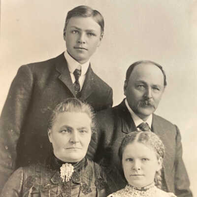 Glova & Petter Soren Waslien and their children Selmer & Mina