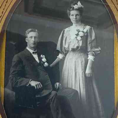 Warren family: William and Jane (Robinson) Warren, and their descendants of Mayville, Traill County, North Dakota