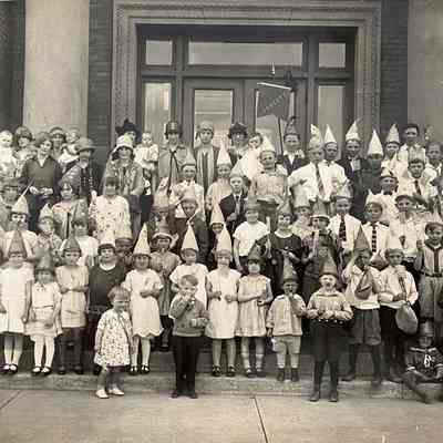 Children on the step of the courthouse