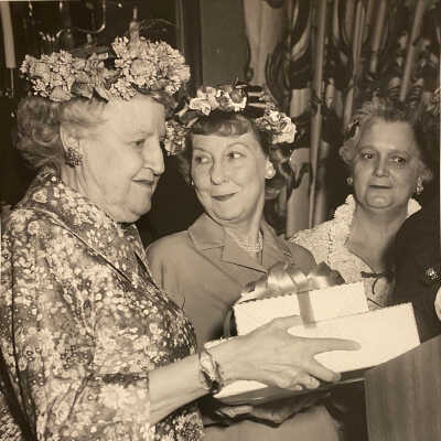 Carrie Brunsdale giving gift of ND Indians to Mamie Eisenhower: 8x10