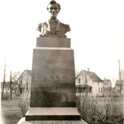 Lincoln Monument on Courthouse Lawn