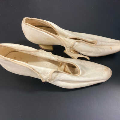 shoes - size 3 1/2
