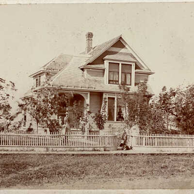 Unknown House with picket fence