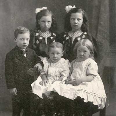 Ida, Lilly, Gerhard, Stella, and Dora Malley