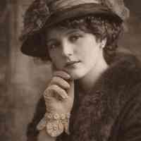 Women's Crocheted Lace Gloves - Image 4