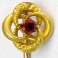 Gilt Interlocking Loop Hat Pin with Red Glass Stone
