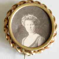 Victorian Portrait Photograph Brooch with Twisted Rope Border
