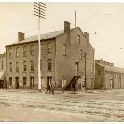 2022.057.075 Recto: Black and white photograph of the armory building on 4th and Market Streets