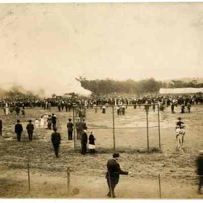 2022.057.070 Recto: Black and white photograph of a the crowd viewing the aftermath of the Bathman & Brummett Rail Road Head on Collision Company's train crash